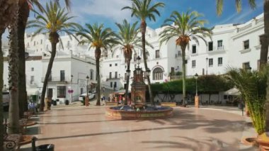 Vejer de la Frontera, İspanya - 17 Nisan 2024: İspanya 'nın Endülüs kentindeki Vejer de la Frontera meydanındaki Plaza de Espana meydanında güzel bir çeşme. Endülüs 'teki Pueblos Blancos veya beyaz kasabaları.