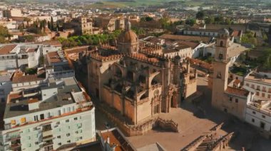 İspanya 'nın Endülüs kentindeki Jerez de la Frontera şehrinin hava manzarası. Jerez Katedrali ve tarihi Fas Alcazar de Jerez de la Frontera Andalucia 'da günbatımında