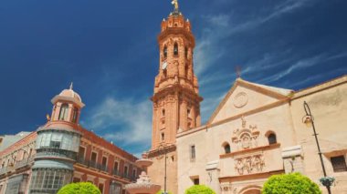 Endülüs 'ün tarihi merkezi Antequera' da San Sebastian meydanındaki Parroquia San Sebastian Kilisesi. Yavaş çekim, sabit kamera görüntülerini ortaya çıkarıyor