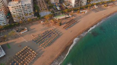Lüks Marbella tatil köyü, Costa del Sol, Endülüs, İspanya. Popüler lüks ve Marbella 'nın ayrıcalıklı bölgesi. Marbella 'daki Venüs plajının güzel gün batımı manzarası