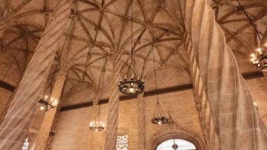 Valencia, İspanya - 8 Nisan 2024: Llotja de la Seda, Valencia 'nın son dönem Gotik tarzı tarihi bir yapıdır ve şehirde popüler bir turistik merkezdir. İpek Borsası binası 