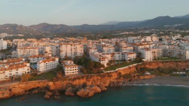 İspanya 'nın Endülüs kentinde gün doğumunda Costa del Sol Akdeniz kıyısındaki Nerja tatil beldesi Balcon de Europa' nın hava manzarası. Üst alt görünüm