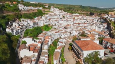 Setenil de las Bodegas 'ın havadan görünüşü, İspanya' nın Endülüs eyaletindeki Cadiz ilindeki mağara evleri ile pitoresk bir kasaba. Endülüs 'teki ünlü pueblos blancos ya da beyaz kasabalarından biri..