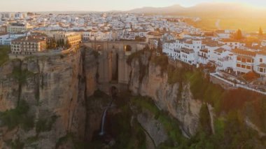 Ronda, İspanya. Gündoğumunda İspanya, Endülüs 'te Ronda' daki Guadalevin Nehri üzerindeki Yeni Köprü 'nün havadan görünüşü. Ünlü UNESCO miras şehri ve Puente Nuevo köprüsü gün batımında