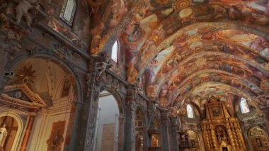 Valencia, İspanya - 15 Haziran 2018: 17. Yüzyıl Freskleri ve Altar, Aziz Nicholas Kilisesi ve İspanya 'da Aziz Peter Şehitleri. Görüntüyü yukarı kaldır