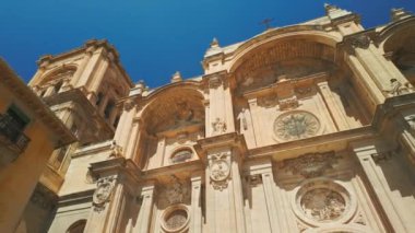 Granada, İspanya 'daki Granada Katedrali' nin güzel yüzü. Güneşli bir günde şehrin eski bir kasabasındaki Catedral de Granada kilisesinin yavaş çekim görüntüleri. Popüler turizm merkezi