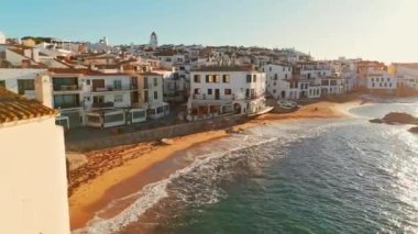 İspanya 'nın başkenti Kosta Brava' da gün doğumunda Calella de Palafrugell 'in güzel ve büyüleyici köyünün hava manzarası.