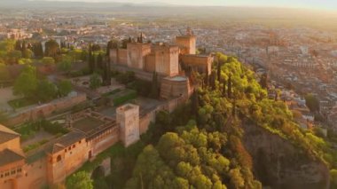 Granada, Endülüs, İspanya 'da günbatımında tarihi Alhambra sarayının hava manzarası. Bu güzel akşamda eski Arap kalesi Alhambra 'da. Granada şehir manzarasının hava aracı görüntüleri.