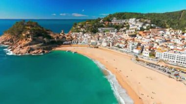 İspanya 'nın Katalonya kıyısındaki Costa Brava Akdeniz kıyısındaki muhteşem Tossa de Mar kasabası. Turkuaz renkli suyu olan güzel bir sahil ve yaz boyunca Katalonya 'da Tossa de Mar kalesi..