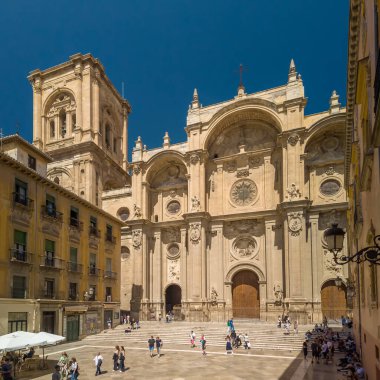 Granada, İspanya - 13 Nisan 2024: Granada, İspanya 'daki Granada Katedrali' nin güzel yüzü. Güneşli bir günde şehrin eski bir kasabasındaki Catedral de Granada kilisesi. Popüler turizm merkezi