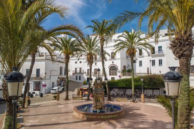 Vejer de la Frontera, İspanya - 17 Nisan 2024: İspanya 'nın Endülüs kentindeki Vejer de la Frontera meydanındaki Plaza de Espana meydanında güzel bir çeşme. Endülüs 'teki Pueblos Blancos veya beyaz kasabaları.