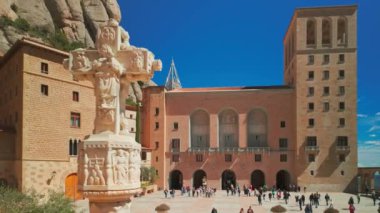 Montserrat Manastırı 'nın iç bahçesine haç oyulmuş, İspanya' nın Katalonya kentindeki Montserrat Manastırı 'nın manastırı. Montserrat manastırının ana meydanı.