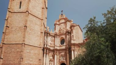 Valencia, İspanya 'daki Valencia Katedrali' nin güzel yüzü. Güneşli bir günde şehrin eski bir kasabasındaki Catedral de Valencia Kilisesi 'nin sabit çekim görüntüleri. Popüler turizm merkezi