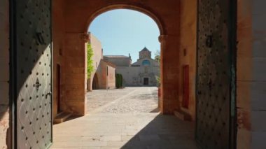 Katalonya, İspanya 'daki Santa Maria de Poblet Kraliyet Manastırı' na giriyoruz. Santa Maria de Poblet 'in Reial Monestir' i. İspanya 'daki tarihi Poblet manastırı. Yavaş sabit görüntü