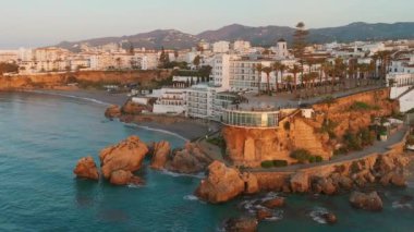 İspanya 'nın Endülüs kentinde gün doğumunda Costa del Sol Akdeniz kıyısındaki Nerja tatil beldesi Balcon de Europa' nın hava manzarası. 