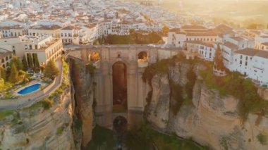 Ronda, İspanya. Gündoğumunda İspanya, Endülüs 'te Ronda' daki Guadalevin Nehri üzerindeki Yeni Köprü 'nün havadan görünüşü. Ünlü UNESCO miras şehri ve Puente Nuevo köprüsü gün batımında