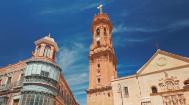 Endülüs 'ün tarihi merkezi Antequera' da San Sebastian meydanındaki Parroquia San Sebastian Kilisesi. Yavaş çekim, sabit kamera görüntülerini ortaya çıkarıyor