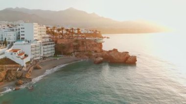 İspanya 'nın Endülüs kentinde gün doğumunda Costa del Sol Akdeniz kıyısındaki Nerja tatil beldesi Balcon de Europa' nın hava manzarası. 