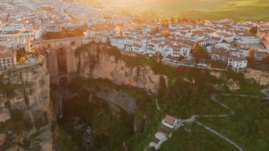 Ronda, İspanya. Gündoğumunda İspanya, Endülüs 'te Ronda' daki Guadalevin Nehri üzerindeki Yeni Köprü 'nün havadan görünüşü. Ünlü UNESCO miras şehri ve Puente Nuevo köprüsü gün batımında
