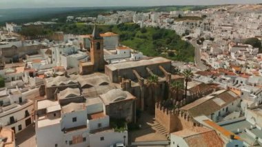 İspanya 'nın Endülüs kentindeki Vejer de la Frontera şehrinin hava manzarası. Endülüs 'teki Pueblos Blancos ya da beyaz kasabaları. Tarihi Iglesia Divino Salvador Kilisesi ve tipik beyaz binalar. 