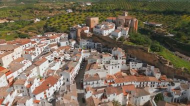 Setenil de las Bodegas 'ın havadan görünüşü, İspanya' nın Endülüs eyaletindeki Cadiz ilindeki mağara evleri ile pitoresk bir kasaba. Endülüs 'teki ünlü pueblos blancos ya da beyaz kasabalarından biri..