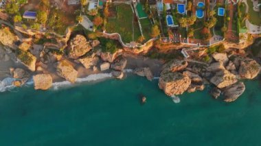 İspanya 'nın Endülüs kentinde gün doğumunda Costa del Sol Akdeniz kıyısındaki Nerja tatil beldesi Balcon de Europa' nın hava manzarası. Üst alt görünüm
