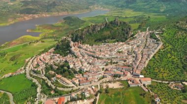 Zahara de la Sierra 'nın hava manzarası, Endülüs, İspanya. Endülüs bölgesinin ünlü pueblos blancos veya beyaz kasabalarından biri. Tepede ortaçağ kalesi olan tarihi bir köy.