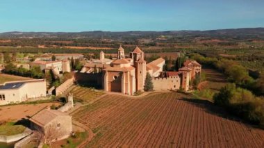 İspanya Katalonya 'daki Santa Maria de Poblet Kraliyet Manastırı' nın havadan görünüşü. Güneşin doğuşunda Santa Maria de Poblet Reial Monestir 'de. İspanya 'daki güzel tarihi Poblet manastırı. 