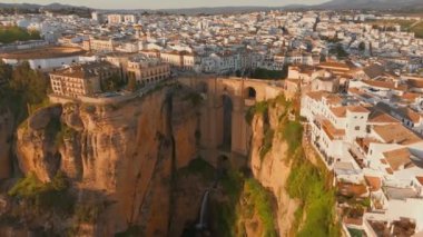 Ronda, İspanya. Günbatımında, İspanya, Endülüs 'te Ronda' daki Guadalevin Nehri üzerindeki Yeni Köprü 'nün havadan görüntüsü. Ünlü UNESCO miras şehri ve Puente Nuevo köprüsü gün batımında