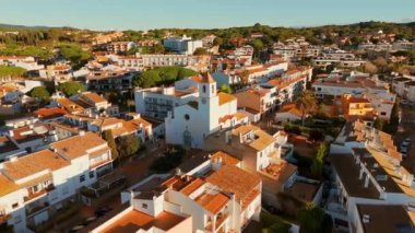İspanya 'nın başkenti Kosta Brava' da gün doğumunda Calella de Palafrugell 'in güzel ve büyüleyici köyünün hava manzarası.