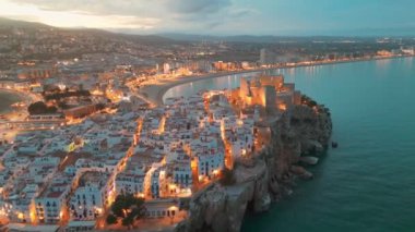Peniscola, İspanya 'nın başkenti Valencia' nın başkenti Costa del Azahar 'da yer alan bir sahil kentidir. Orta Çağ İspanyol kasabasının insansız hava aracı çekimleri