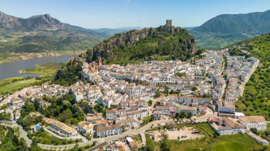 Zahara de la Sierra 'nın hava manzarası, Endülüs, İspanya. Endülüs bölgesinin ünlü pueblos blancos veya beyaz kasabalarından biri. Tepede ortaçağ kalesi olan tarihi bir köy.