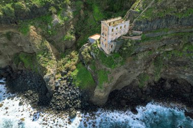 Los Realejos, Tenerife 'deki La Gordejuela' nın eski bir su asansörü. Casa Hamilton Elevador de Aguas de Gordejuela, Tenerife. Hava görünümü