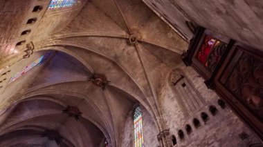 Girona, İspanya - 5 Nisan 2024: Girona Katedrali 'nin içi. Gerona kasabasındaki tarihi katedralin içinde, Katalonya, İspanya