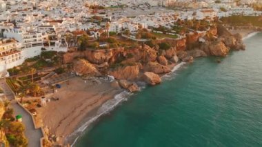 İspanya 'nın Endülüs kentinde gün doğumunda Costa del Sol Akdeniz kıyısındaki Nerja tatil beldesi Balcon de Europa' nın hava manzarası. 