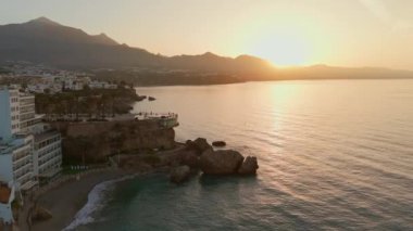 İspanya 'nın Endülüs kentinde gün doğumunda Costa del Sol Akdeniz kıyısındaki Nerja tatil beldesi Balcon de Europa' nın hava manzarası. 