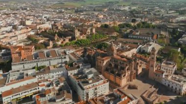 İspanya 'nın Endülüs kentindeki Jerez de la Frontera şehrinin hava manzarası. Jerez Katedrali ve tarihi Fas Alcazar de Jerez de la Frontera Andalucia 'da günbatımında