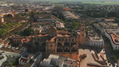 İspanya 'nın Endülüs kentindeki Jerez de la Frontera şehrinin hava manzarası. Jerez Katedrali ve tarihi Fas Alcazar de Jerez de la Frontera Andalucia 'da günbatımında