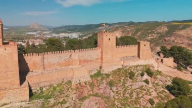 İspanya, Endülüs 'teki Antequera şehrindeki tarihi Alcazaba kalesinin hava manzarası. Eski kasabanın, Katolik kiliselerinin, tarihi binaların ve ortaçağ şatosunun üzerinde uçuyorlar.