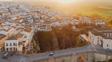 Ronda, İspanya. Gündoğumunda İspanya, Endülüs 'te Ronda' daki Guadalevin Nehri üzerindeki Yeni Köprü 'nün havadan görünüşü. Ünlü UNESCO miras şehri ve Puente Nuevo köprüsü gün batımında