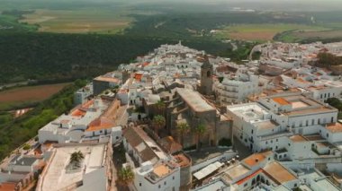 İspanya 'nın Endülüs kentindeki Vejer de la Frontera şehrinin hava manzarası. Endülüs 'teki Pueblos Blancos ya da beyaz kasabaları. Tarihi Iglesia Divino Salvador Kilisesi ve tipik beyaz binalar. 