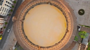 İspanya 'daki Ronda Kraliyet Süvari Alayı' nın boğa güreşi. Tarihi Plaza de Toros de la Real Maestranza de Caballeria de Ronda 'nın havadan aşağı manzarası
