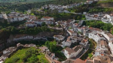 Setenil de las Bodegas 'ın havadan görünüşü, İspanya' nın Endülüs eyaletindeki Cadiz ilindeki mağara evleri ile pitoresk bir kasaba. Endülüs 'teki ünlü pueblos blancos ya da beyaz kasabalarından biri..