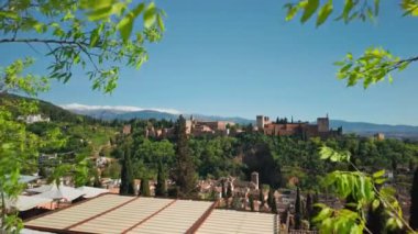 Mirador de San Nicolas 'ın Granada, Endülüs, İspanya' daki tarihi Alhambra sarayının güzel manzarası. Eski Arap kalesi Alhambra. Yavaş çekim, sabit kamera görüntülerini ortaya çıkarıyor