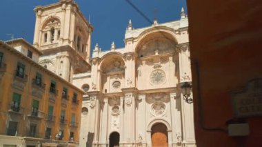 Granada, İspanya 'daki Granada Katedrali' nin güzel yüzü. Güneşli bir günde şehrin eski bir kasabasındaki Catedral de Granada kilisesinin yavaş çekim görüntüleri. Popüler turizm merkezi