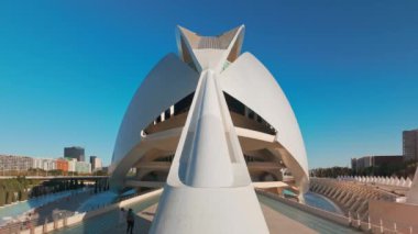 Valencia, İspanya - 9 Nisan 2024: Valencia Sanat ve Bilim Şehri. Kraliçe Sofya Sanat Sarayı 'nın gelecekteki binası. Yavaş çekim görüntüler ortaya çıkıyor