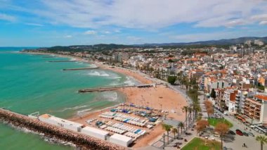 Sitges sahil kasabası ve Iglesia de San Bartolome y Santa Tecla kilisesi güneşli bir günde Katalonya, İspanya