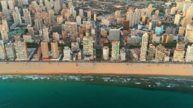 Gün batımında Benidorm şehir manzarası, Valencia Topluluğu, Costa Blanca, İspanya. İspanya 'nın doğu kıyısındaki Benidorm tatil köyünün gökdelenleri.