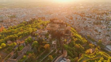Granada, Endülüs, İspanya 'da günbatımında tarihi Alhambra sarayının hava manzarası. Bu güzel akşamda eski Arap kalesi Alhambra 'da. Granada şehir manzarasının hava aracı görüntüleri.