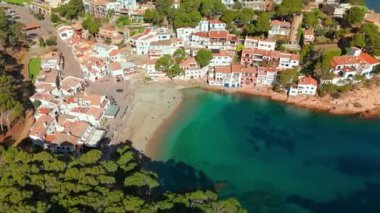 İspanya, Katalonya, Begur yakınlarındaki Costa Brava Akdeniz kıyısındaki Sa Tuna köyünün hava manzarası. Yaz aylarında Costa Brava kıyısındaki huzurlu bir plajın insansız hava aracı görüntüleri..